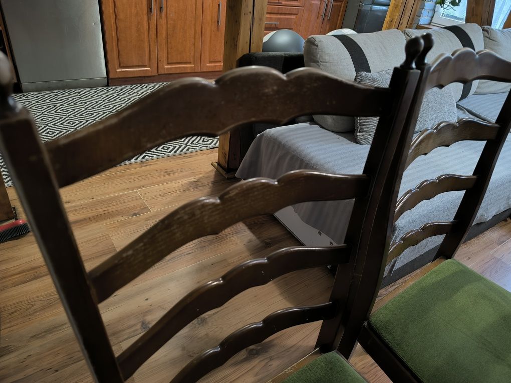 Ładne drewniane krzesła
