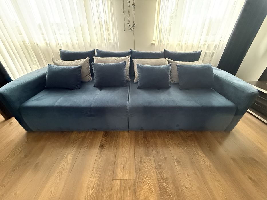 Granatowa kanapa z poduszkami