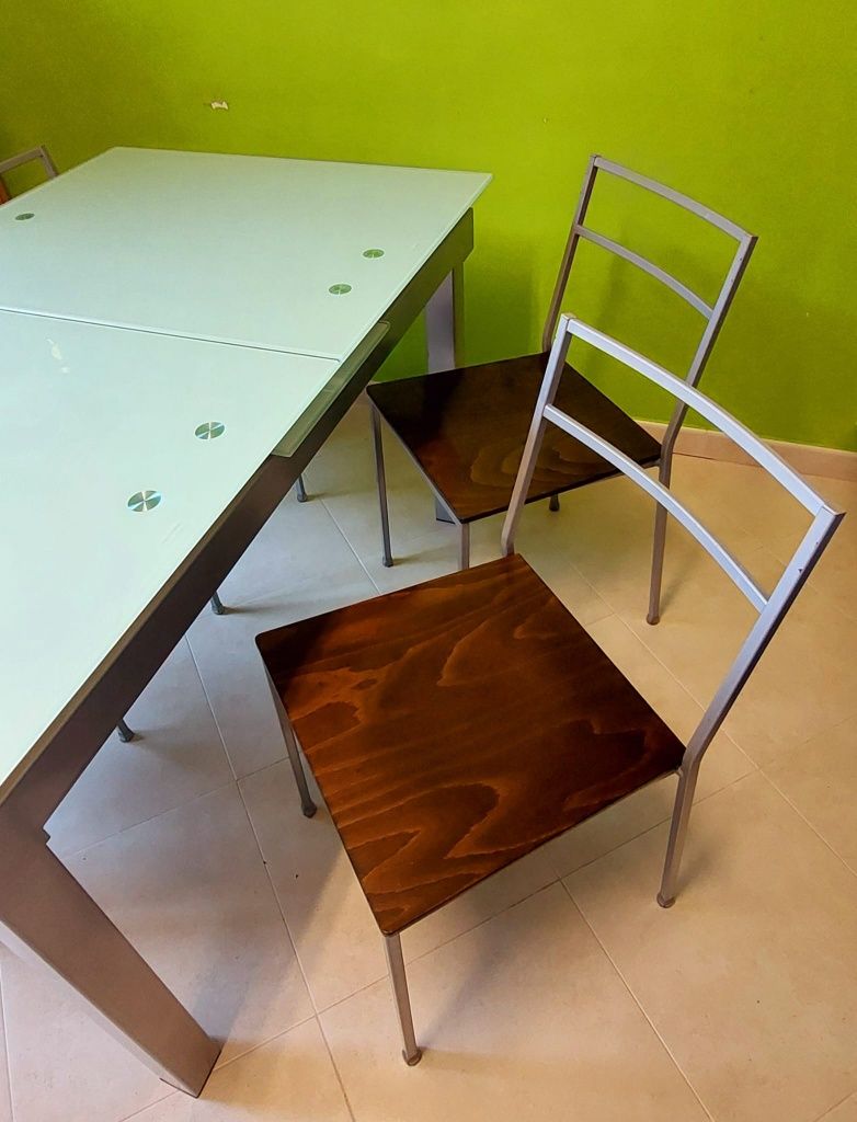 Mesa e 4 cadeiras de cozinha