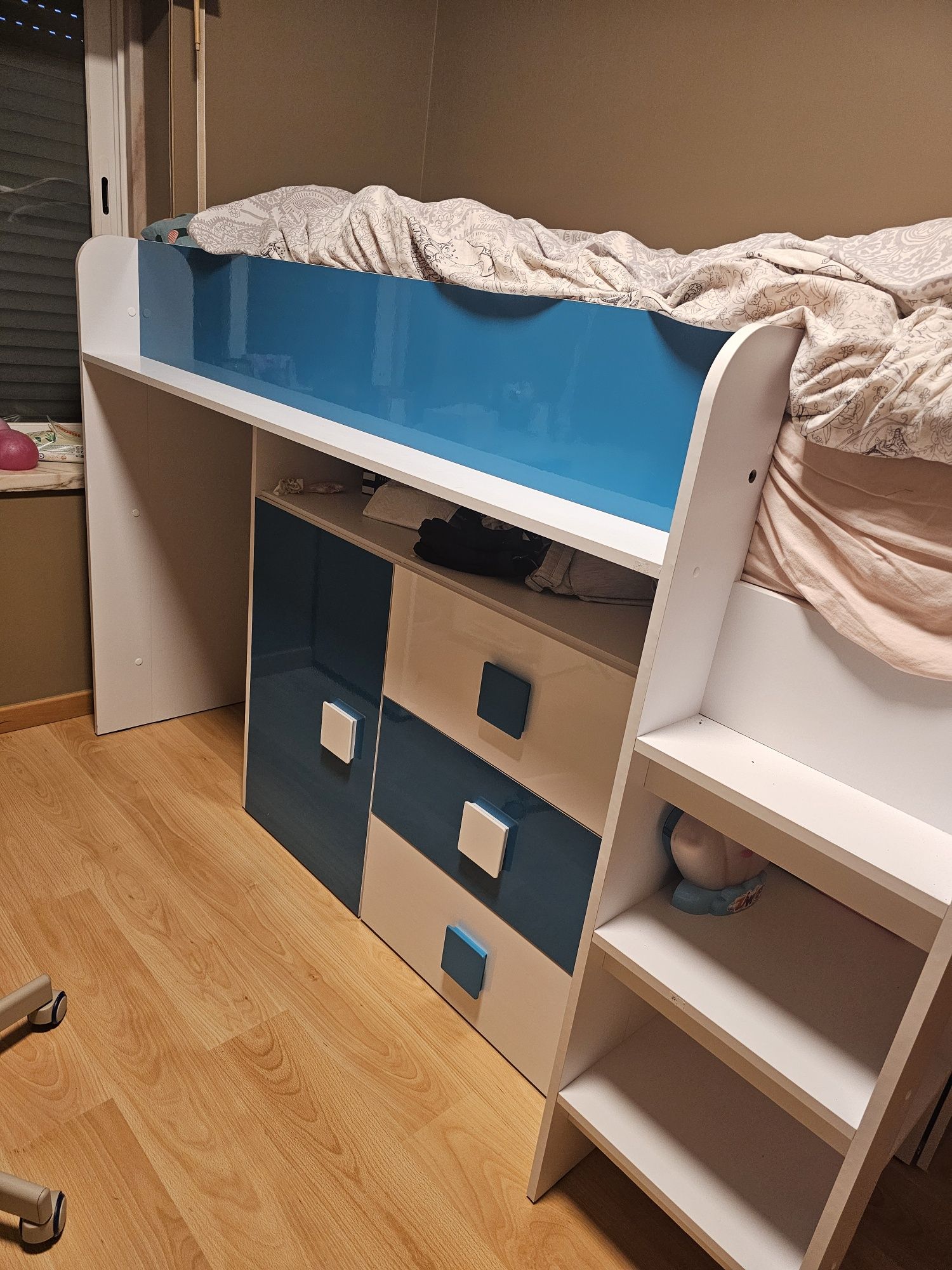 Cama de criança e arrumação