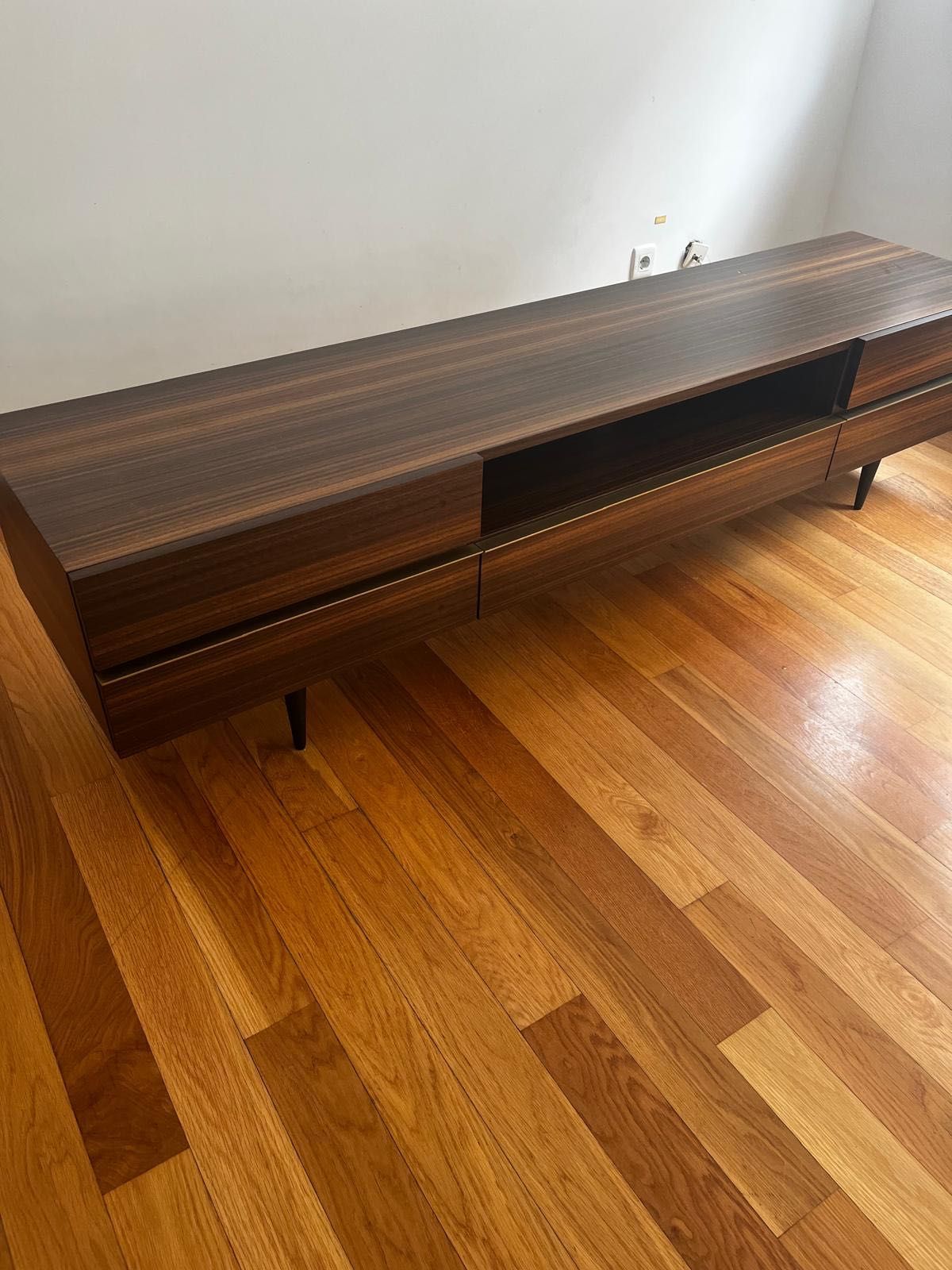 Móvel de TV Laskasas – Modelo Lagos | Minimalismo e Sofisticação