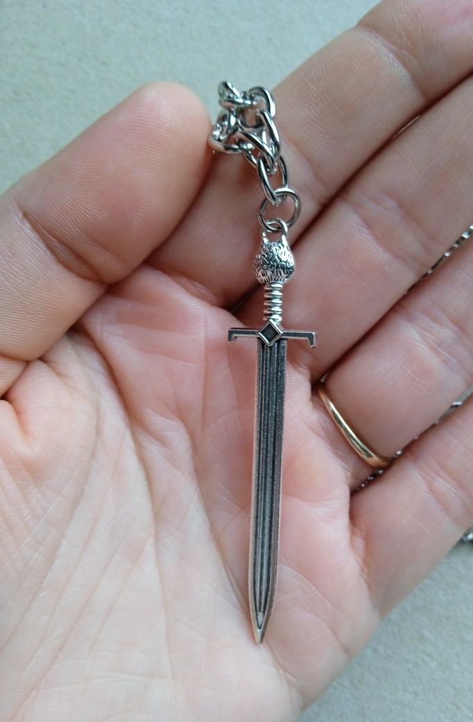 Metalowy łańcuch do spodni z mieczami