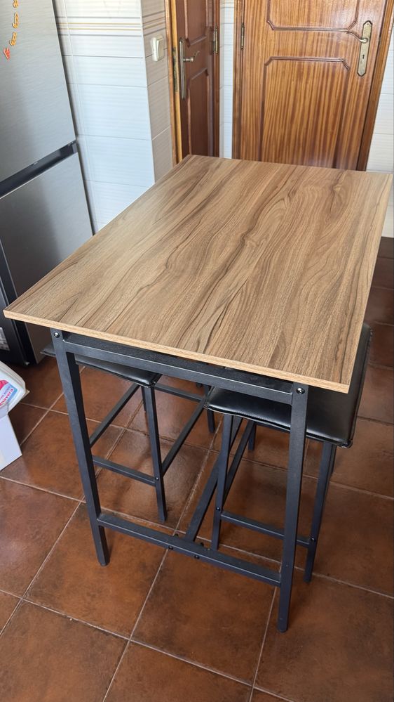 Mesa alta de cozinha com dois bancos