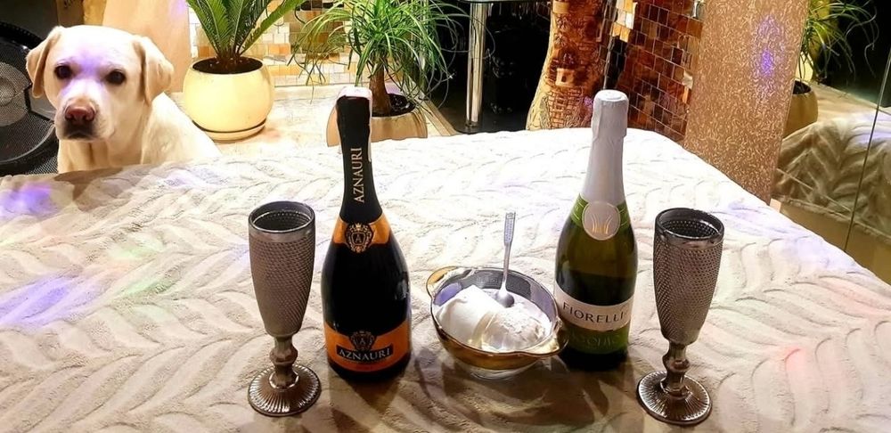 Ліжко євро розміру з матрацом і нішею.. Вставки еко-шкіра.