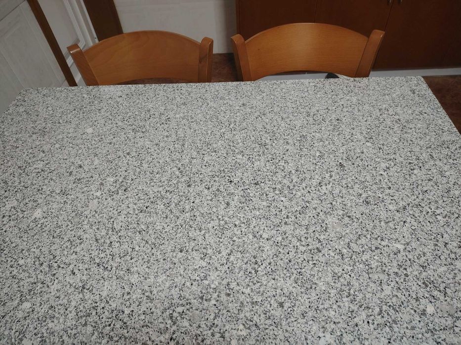Mesa de cozinha em granito, com 4 cadeiras