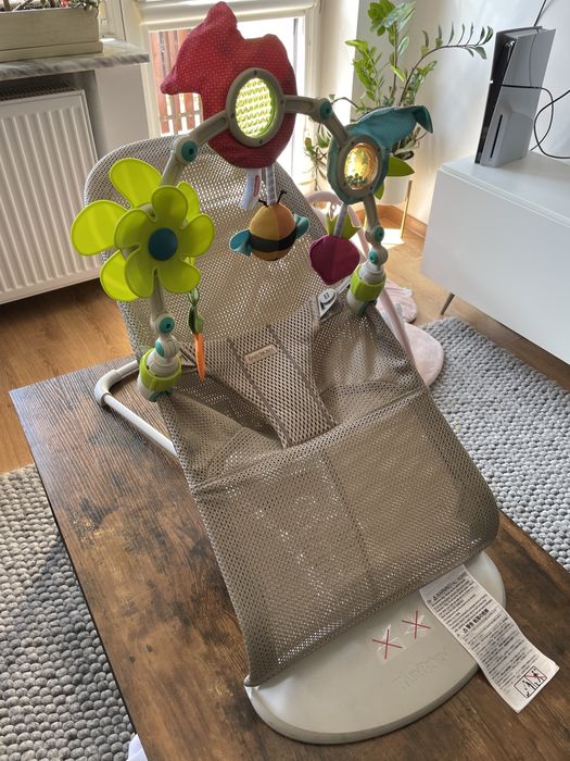 Leżaczek bujaczek BabyBjorn Bliss Mesh Grey Beige + pałąk