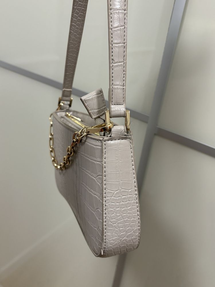 Beżowa torebka nude baguette bagietka z łańcuchem Reserved snake print