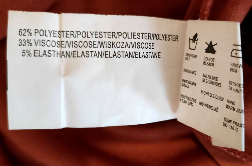 Nowa, elegancka sukienka z ozdobnym motywem.