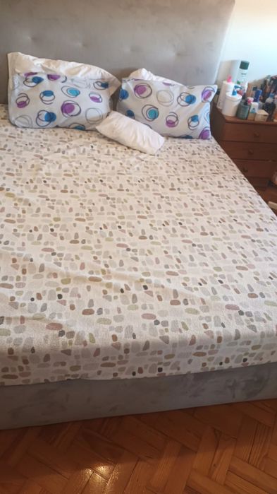 Cama de casal e colchão