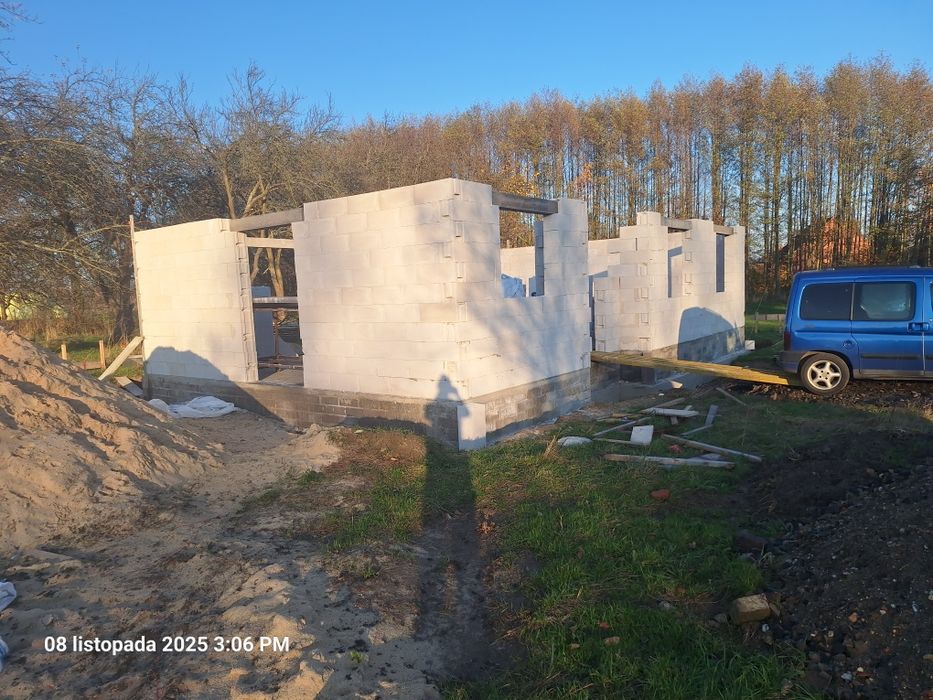 Nowy dom w stanie surowym otwartym