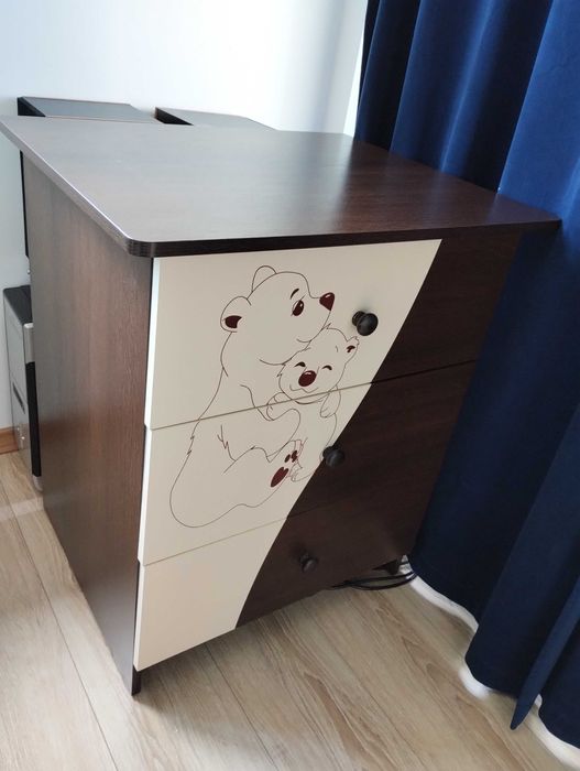 Łóżeczko dziecięce z szufladą i komoda z przewijakiem