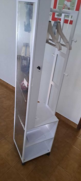 Espelho vertical com joalheiro