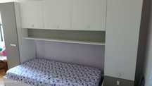Cama com gavetão e arrumos