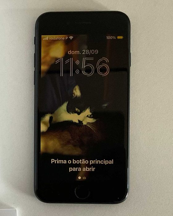 iPhone SE de 2020 de segunda geração em muito bom estado.