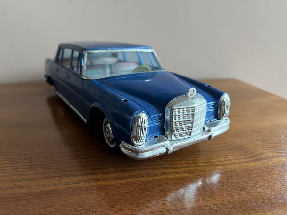 Sprzedam stare blaszane autko Mercedes-Benz 600 (W100)