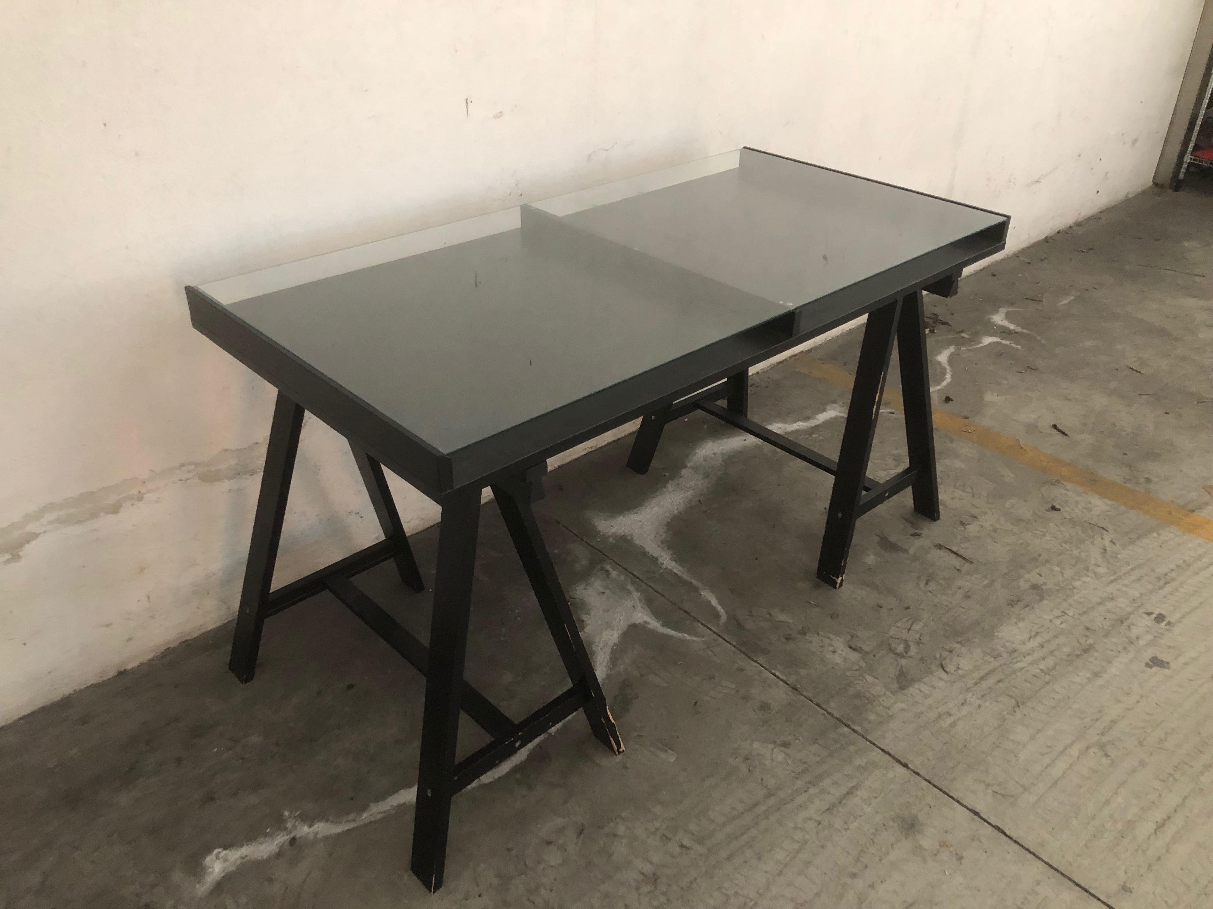 Mesa elegante de escritório IKEA