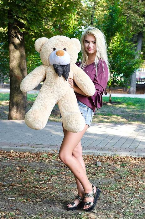 Нестор - большой плюшевый медведь.