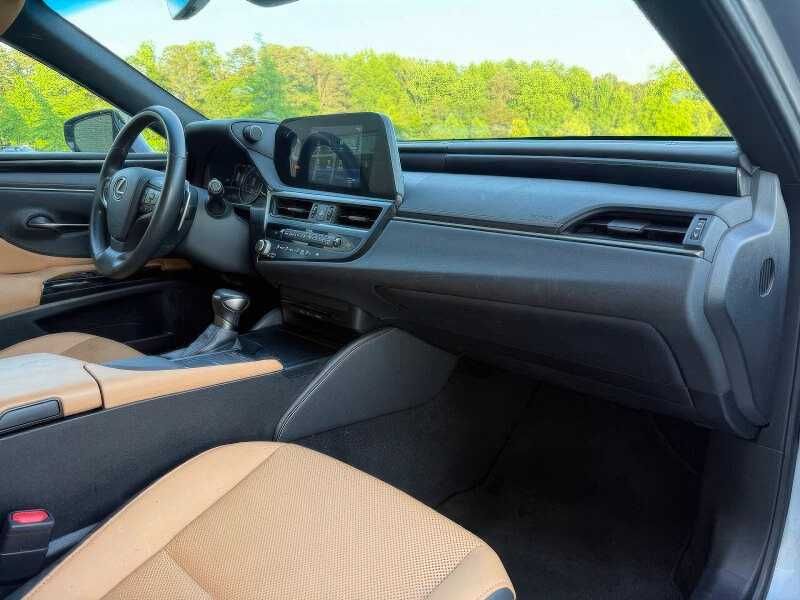 2022 Lexus ES 300h
