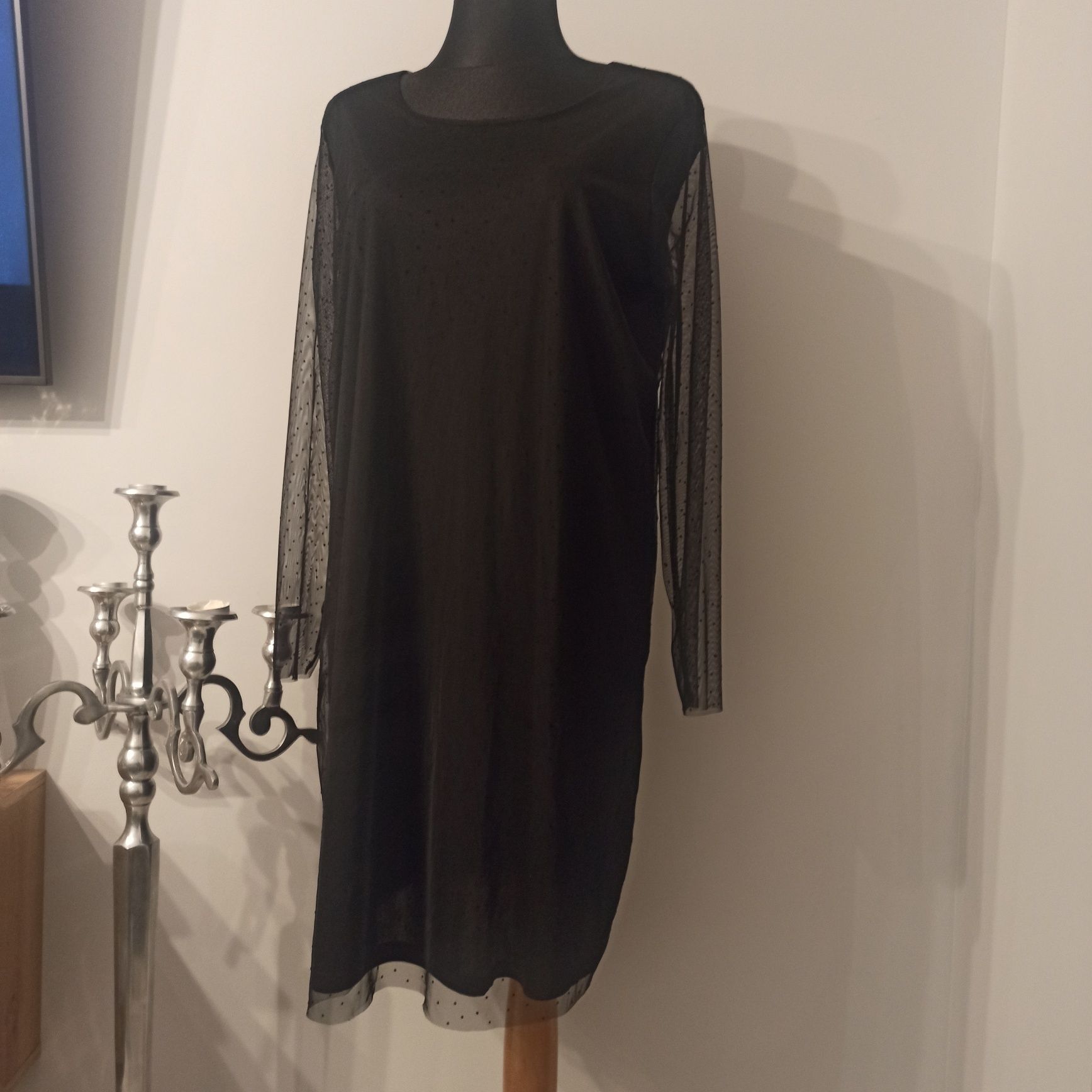 Czarna tiulowa sukienka w kropki