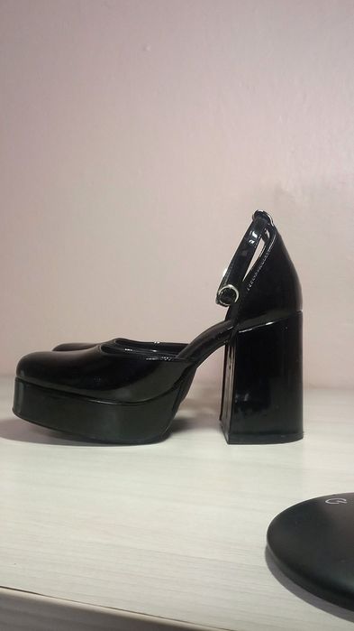 Obcasy na platformie