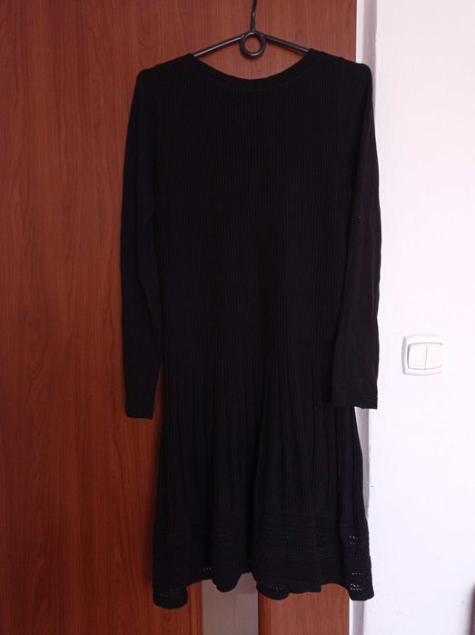 M Czarna sukienka dzianinowa Max Studio z koralikami