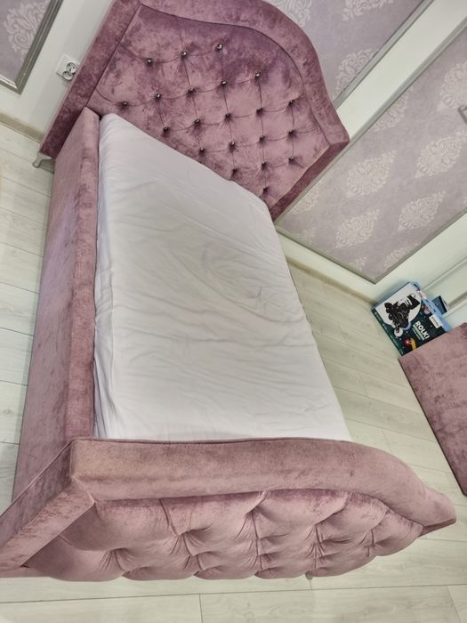 Łóżko dziecięce w tapicerce welurowej glamour srebrne kryształy l
