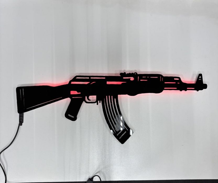 Cвітильник у вигляді автомата Калашникова з RGB-підсвіткою та пультом