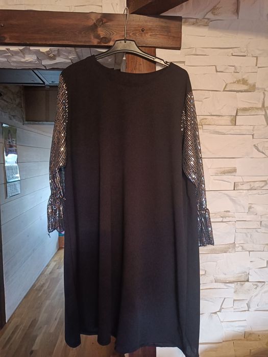 Piękna wieczorowa sukienka z błyszczącymi rękawami