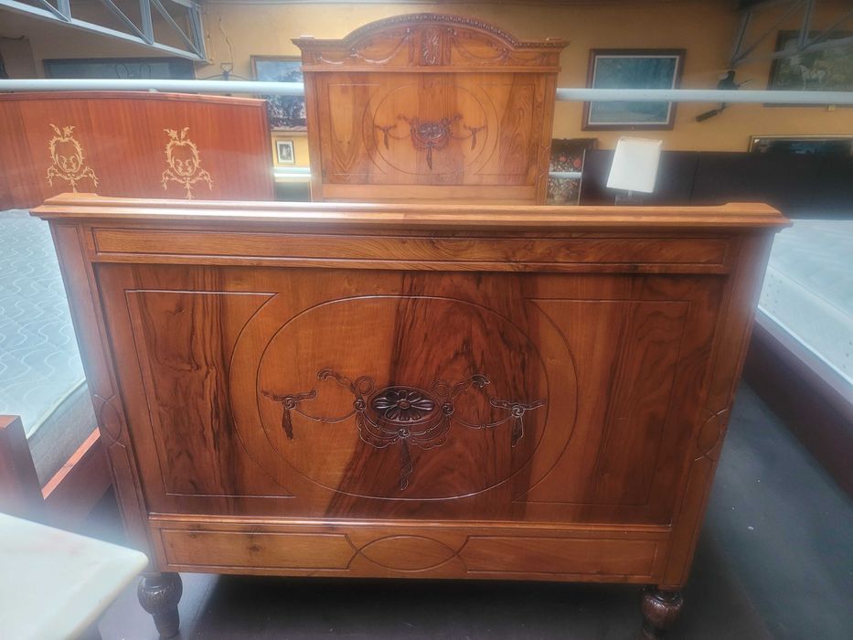 Cama antiga com estrado e colchão - Muito bom estado geral