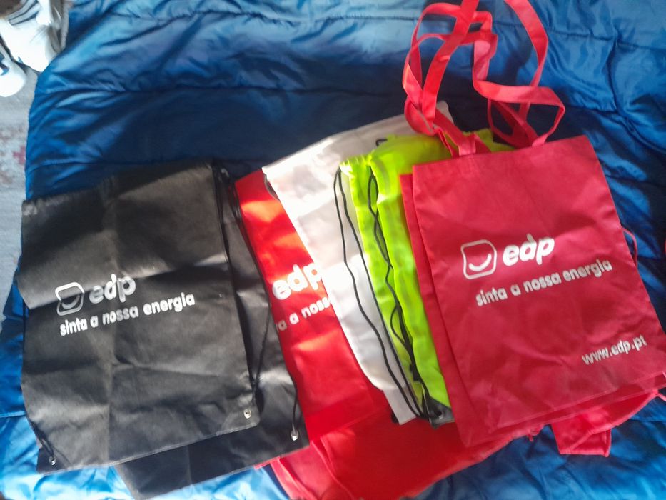 Chapéus e sacos reutilizáveis