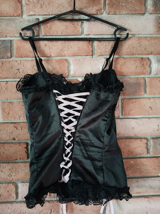 Gorset czarny wiązany z różowymi zdobieniami i kokardkami