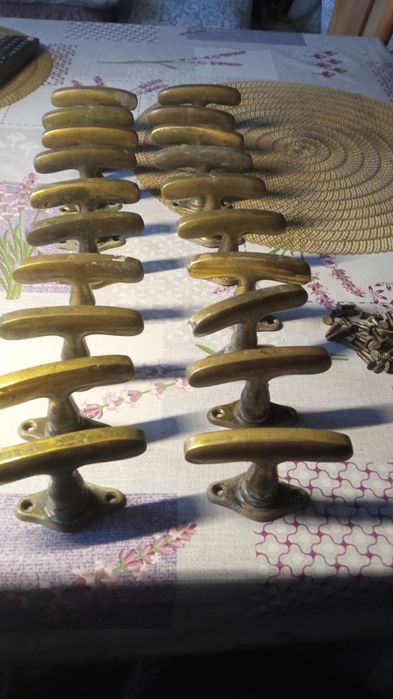 Stara mosiężna klamka okienna