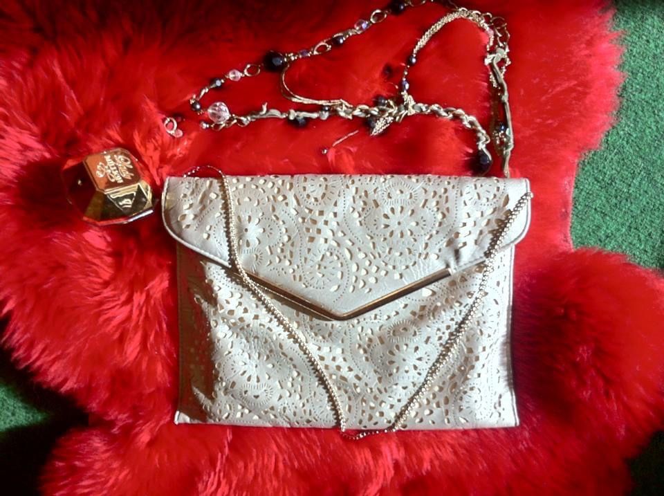Сумка с ручкой-цепочой.сумочка с перфорацией.клачч-конверт. клач. look