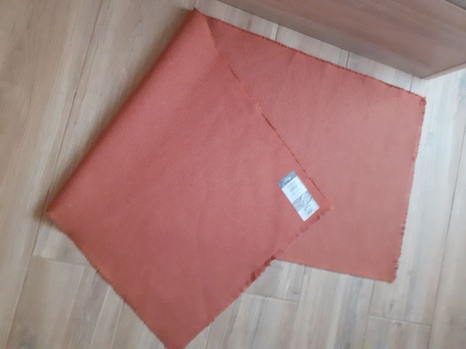 Tapete  cor de laranja em bom estado