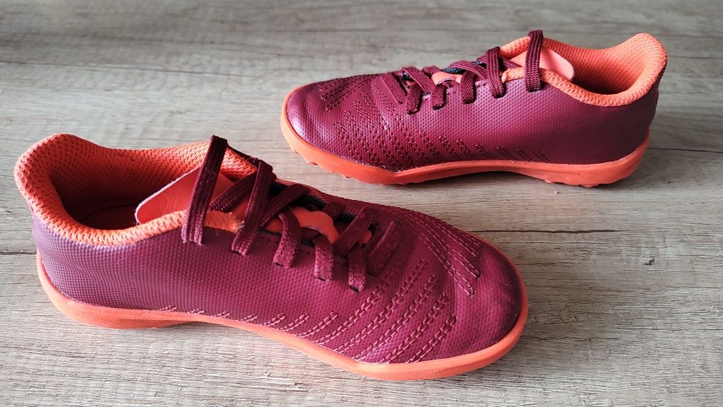 Buty Kipsta do piłki nożnej dla dzieci - Turfy rozmiar 28.