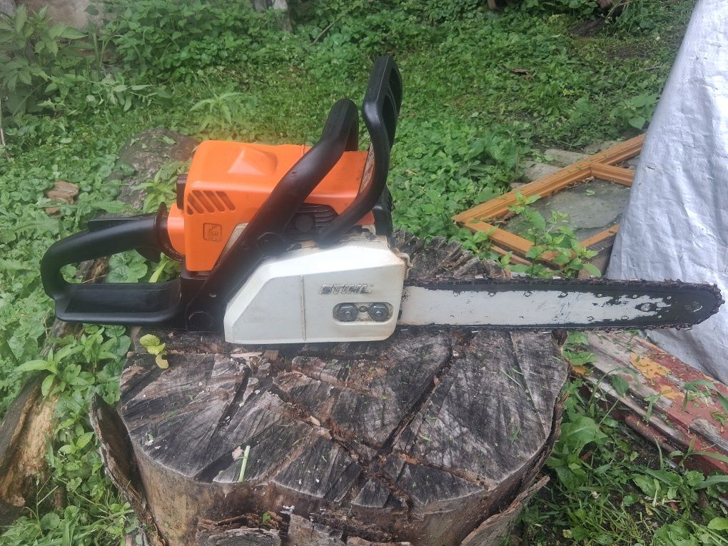 Pilarka Spalinowa Stihl MS 180. Prowadnica zakręcana na 2 śruby
