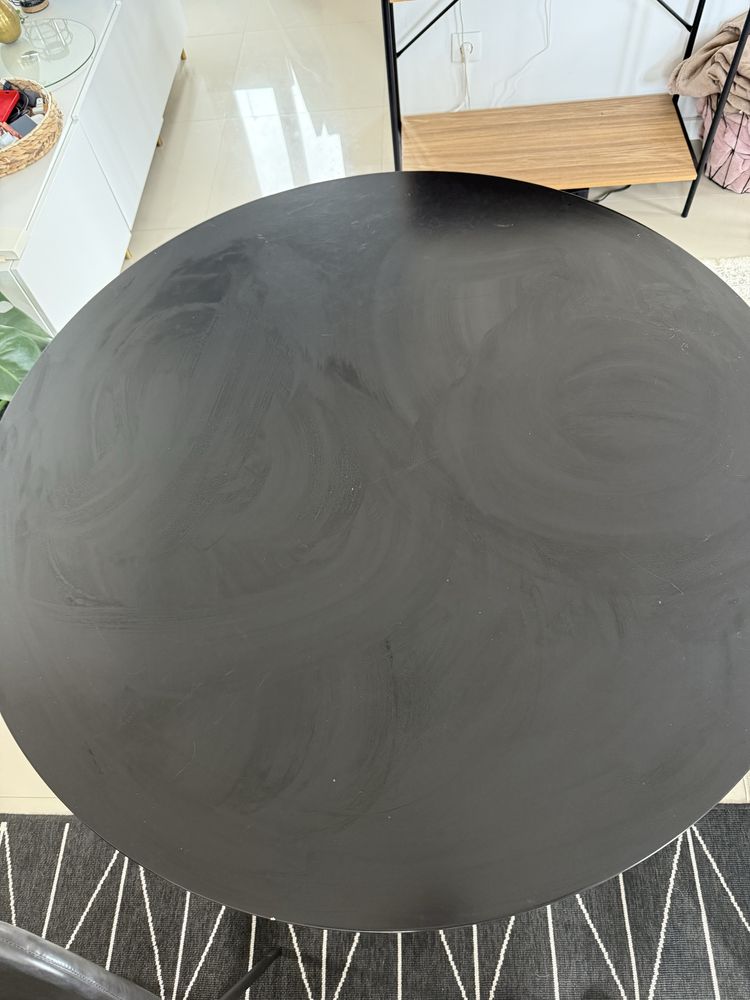 Mesa de jantar preta e pes metálicos