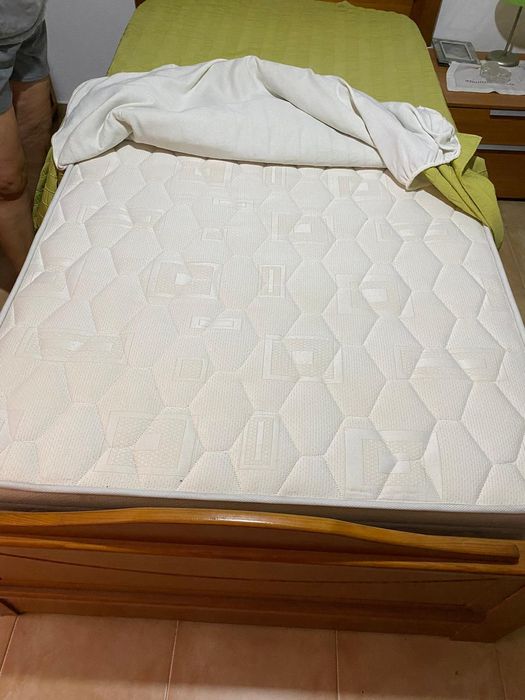 Vende-se Cama de corpo e meio com colchão  em madeira.