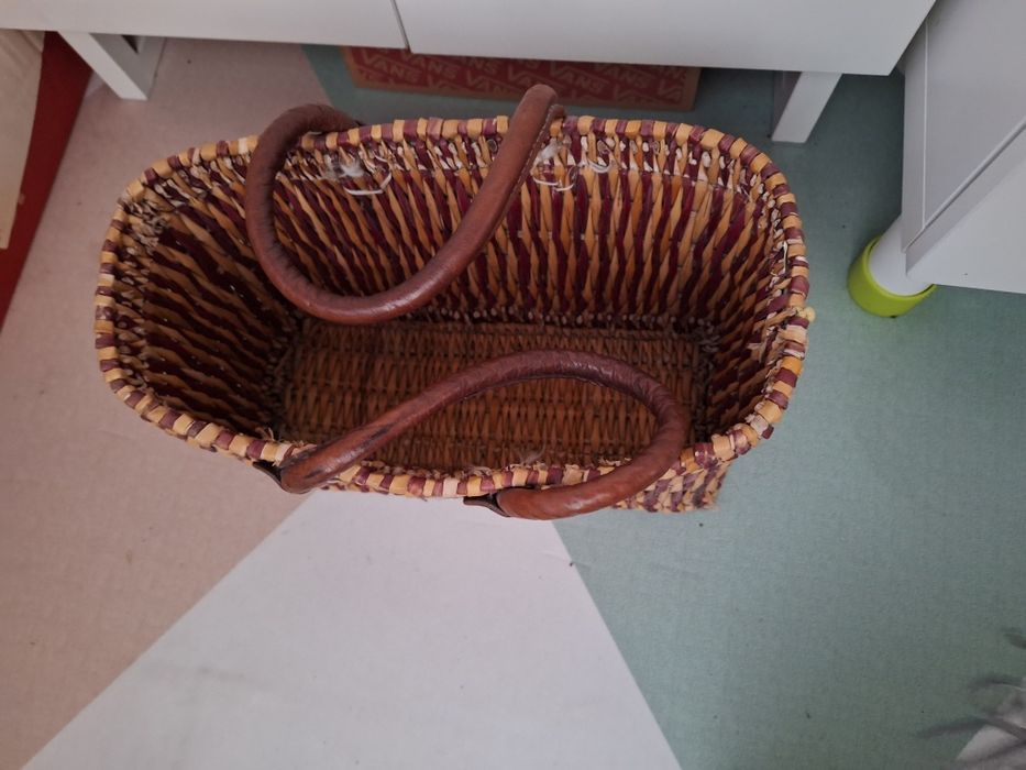 Cesta tipo mala de mão