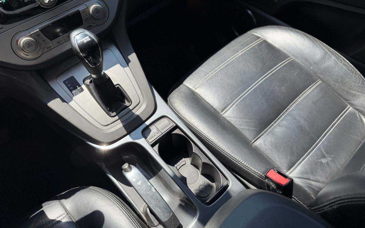 Ford Kuga 2012 року