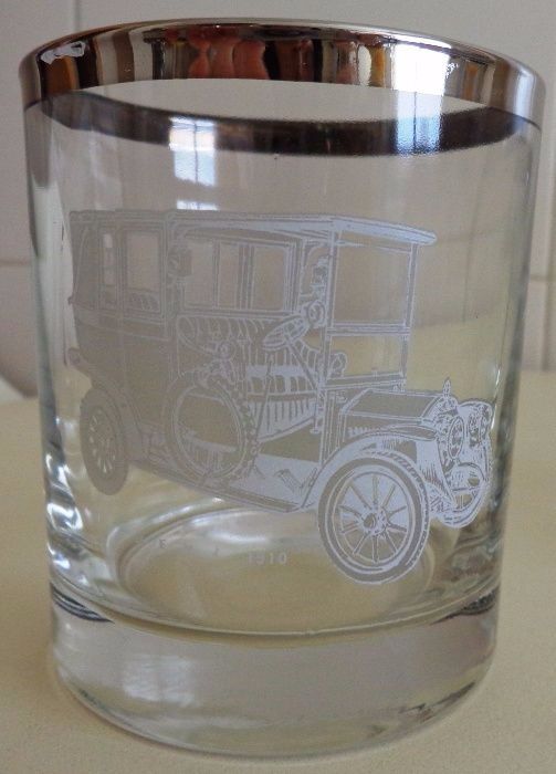 2 copos com motivos automobilísticos