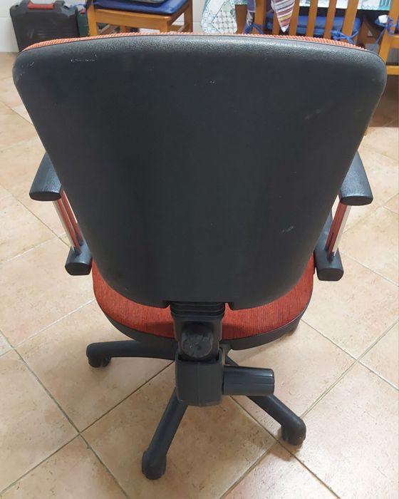 CADEIRA DE SECRETÁRIA,PC,ESCRITÓRIO.Casa,Quarto,Sala,Cozinha,Garagem.