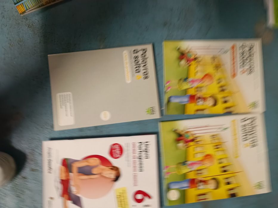Vendo livros escolares novos