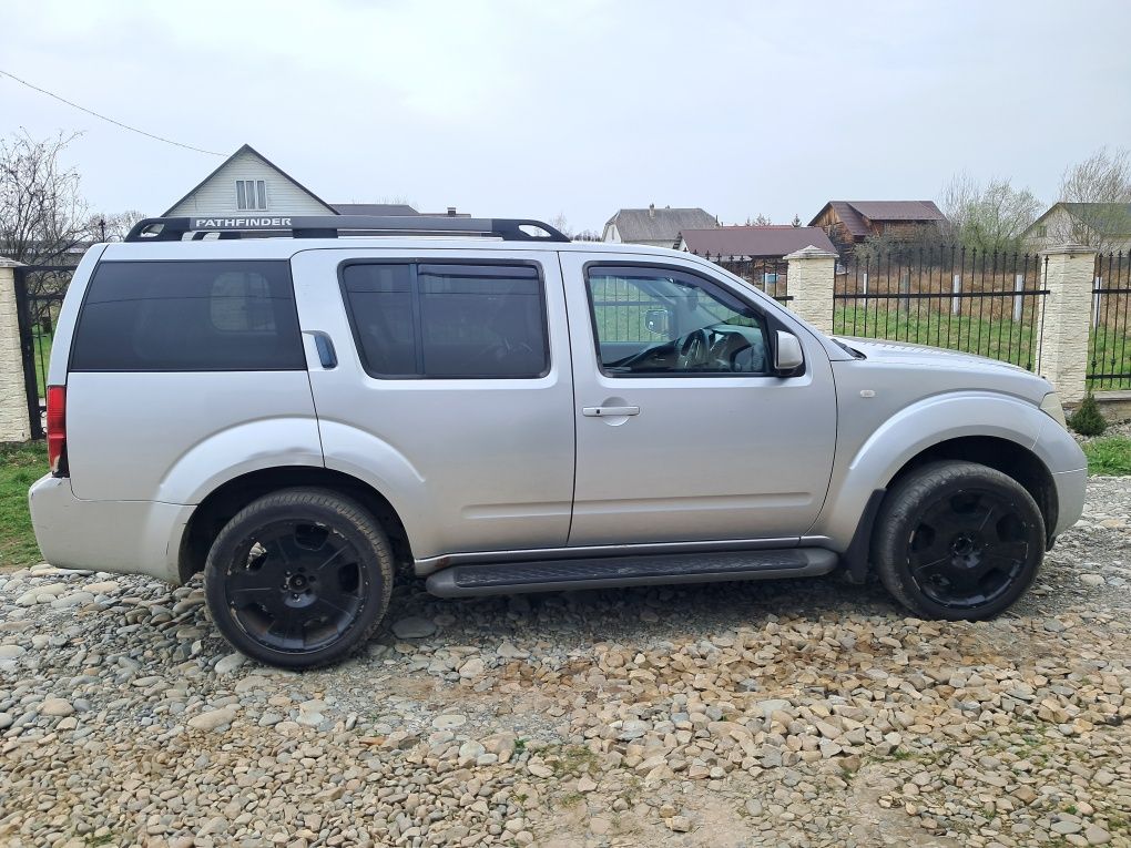 Nissan Pathfinder  Ніссан Патфайндер позашляховик 4×4