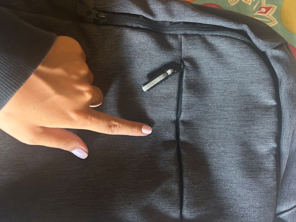 Mochila de computador HP preta.