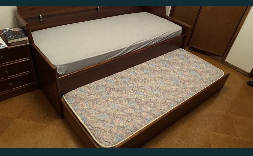 Cama dulpa com colchões, comoda e mesa cabeceira