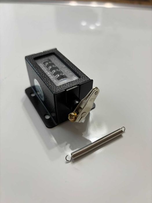 Mechaniczny licznik pociągnięć z czarną obudową