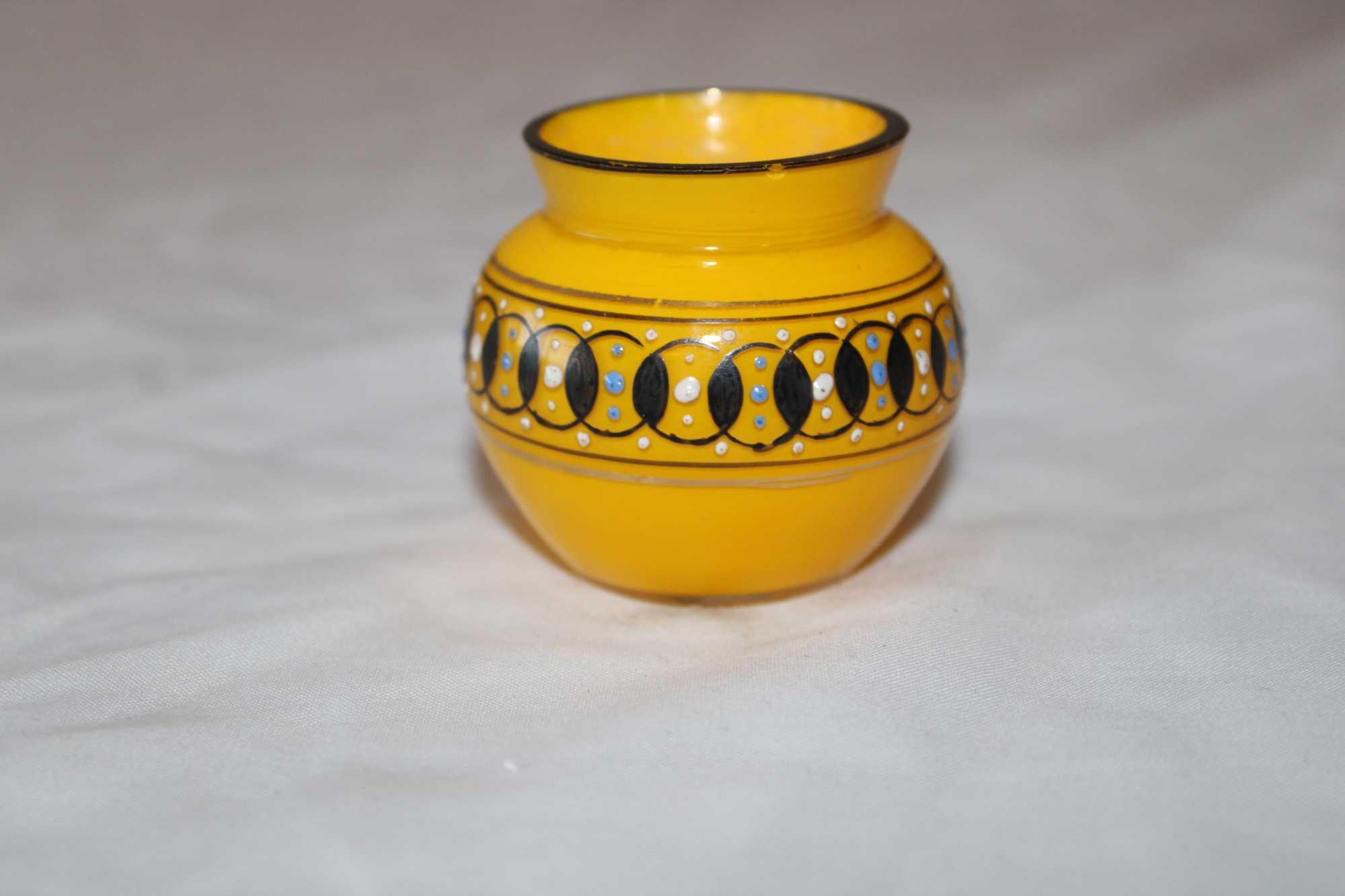 Pequeno pote  em vidro opalino amarelo, pintado á mão, antigo