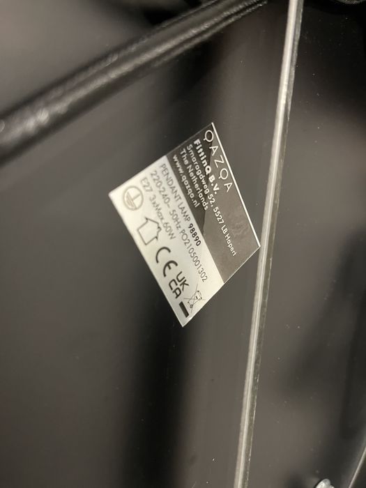 candeeiro teto base metal e  globos de vidro fosco suspensos