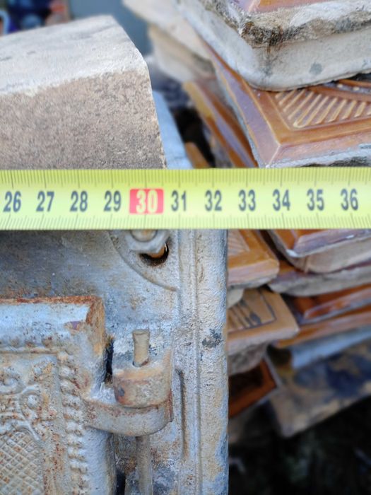 Żeliwne drzwiczki do pieca.